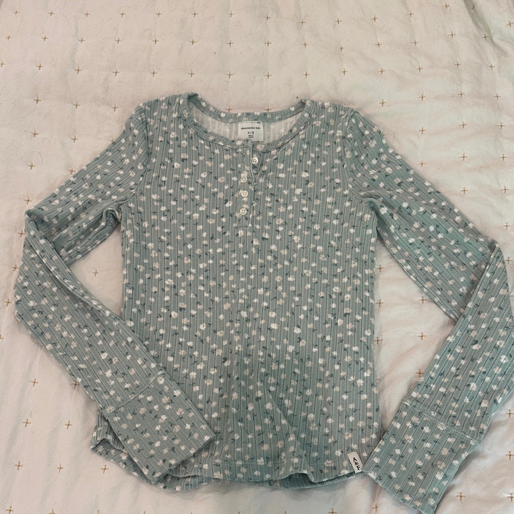 abercrombie kids green long sleeve henley with white ditsy print